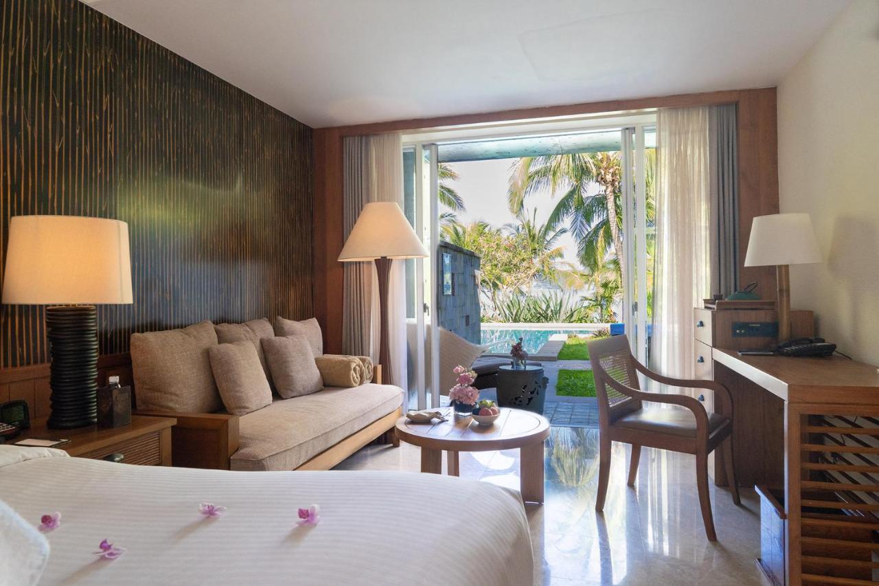 Zimmer mit Kingsize-Bett und Poolblick