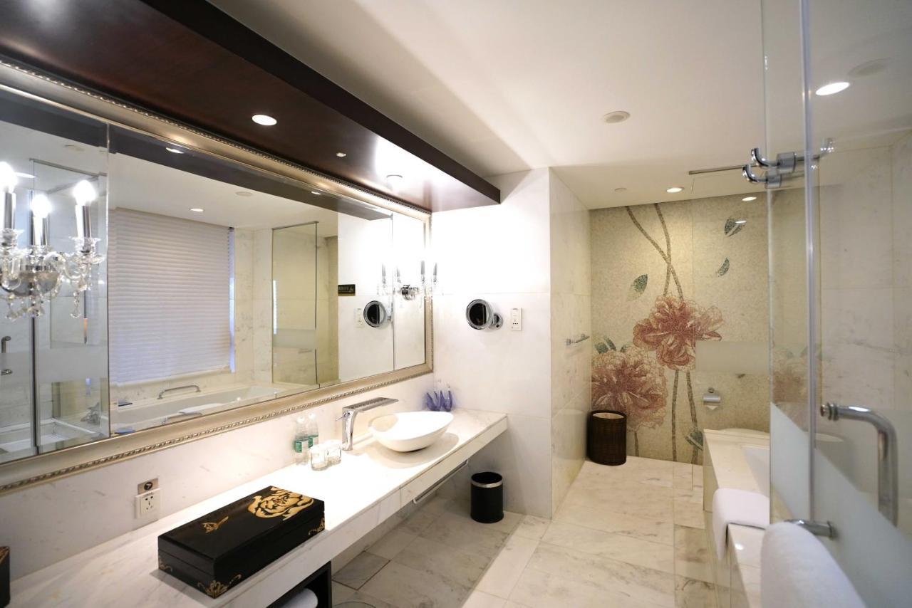 One-Bedroom Suite Lounge Access