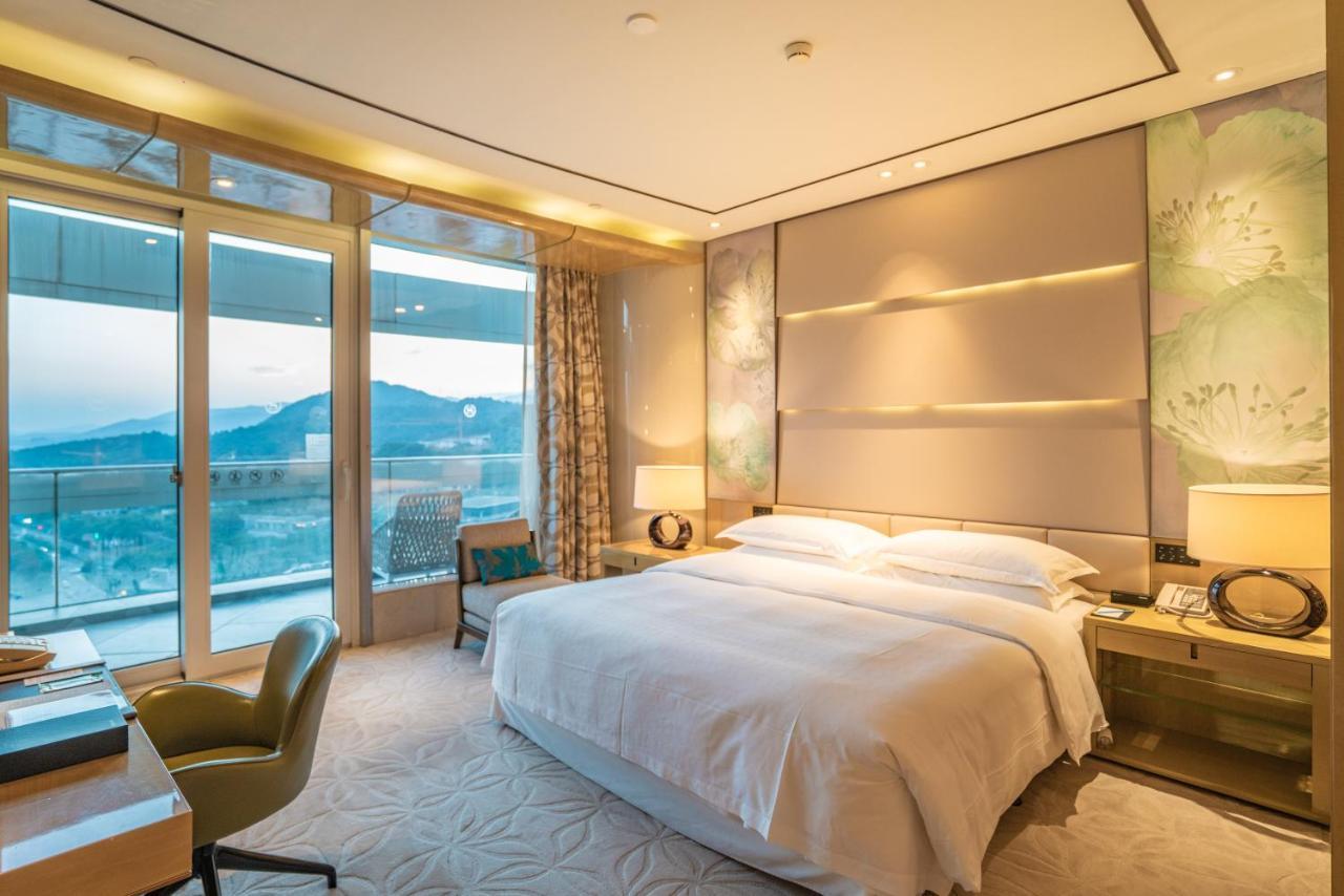Habitación con cama extragrande y vistas al lago