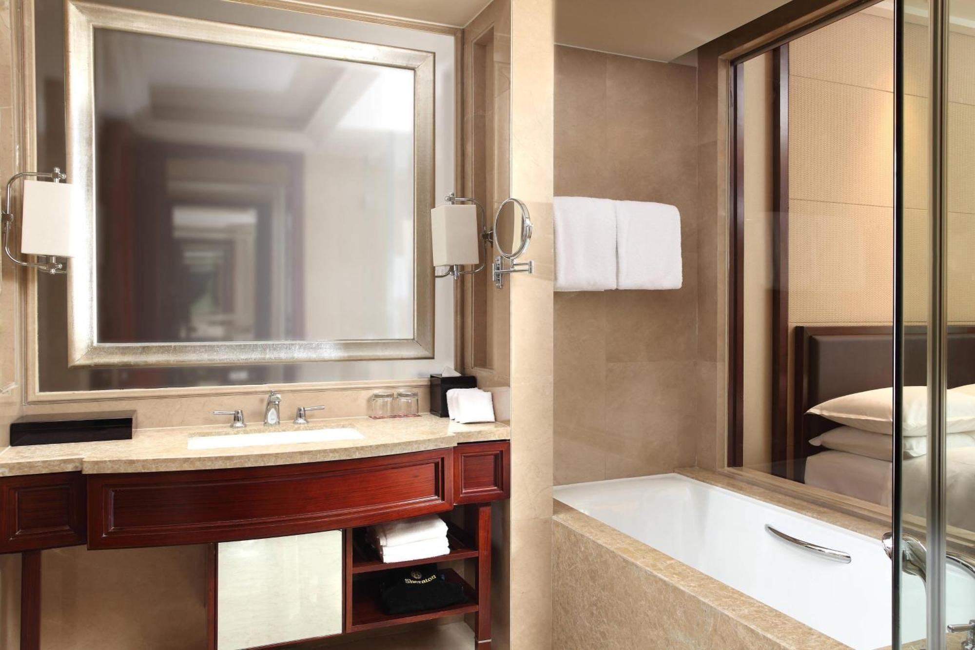 Deluxe King Room with Garden View