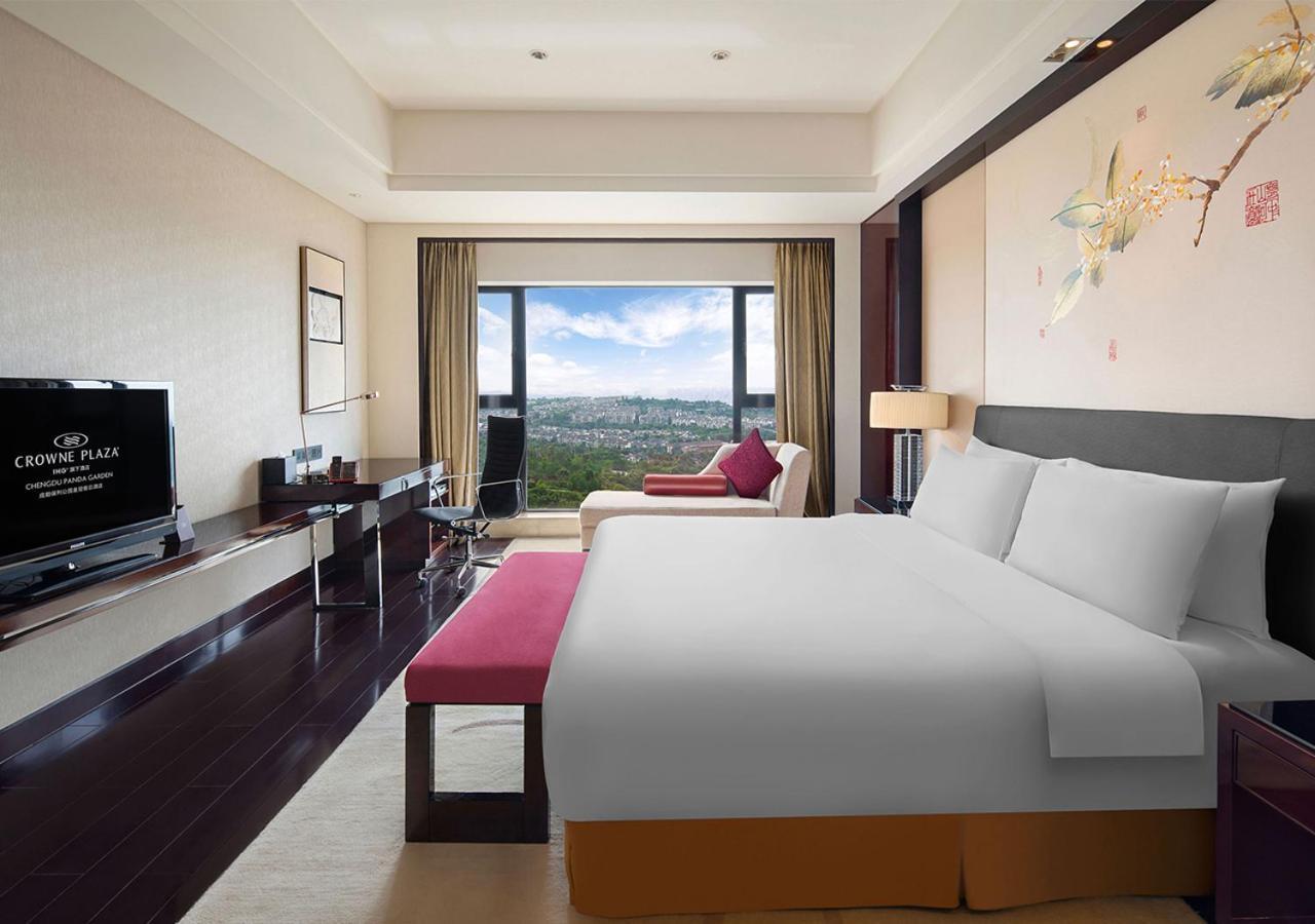 One-Bedroom Suite Lounge Access